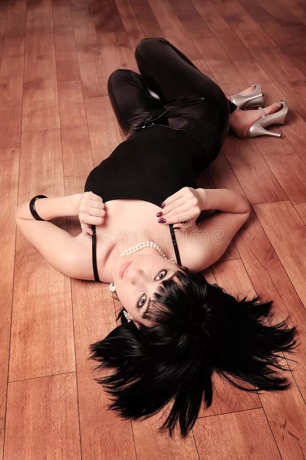 Фотосессия на полу. Пробковый пол девушка. Красивая девушка на полу. Линолеум девушка. Девушка лежит без сознания.