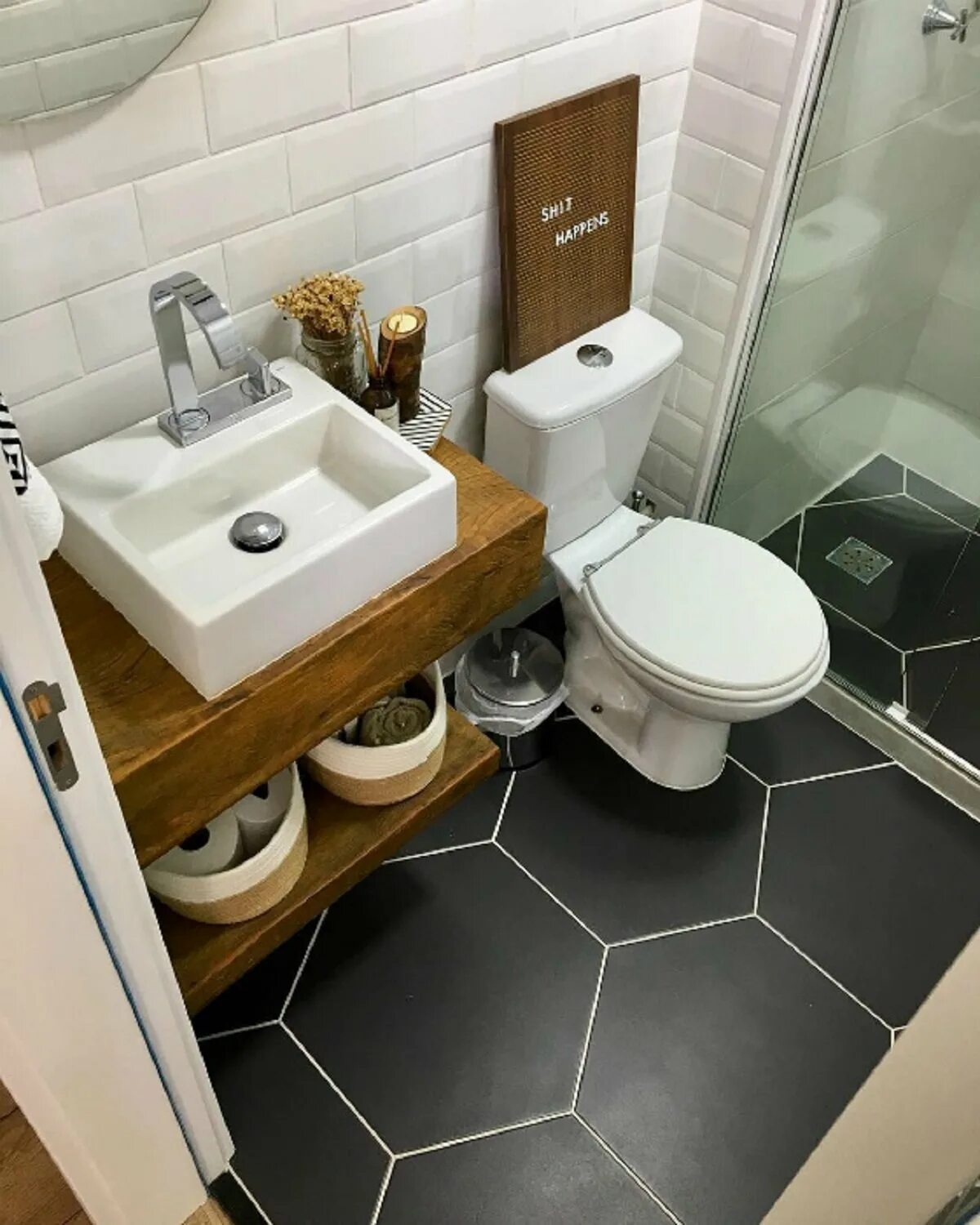 Компактный санузел. Идея ванной комнаты с туалетом. Унитаз в интерьере ванной. Маленькая ванна с туалетом. Фото маленьких санузлов