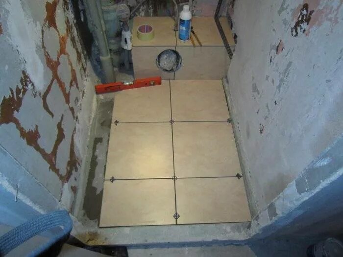 укладка кафельной плитки. клеевой кварц винил монтаж. на какой пол укладывать плитку. клеевая кварц-виниловая плитка для пола. на какой пол укладывать плитку.