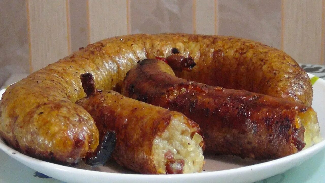 Колбаса домашняя с мясом картофелем. Ведарай (Литовская картофельная колбаса). Картофельная колбаса в кишке. Колбасками в кишке в духовке. Домашняя колбаса с картошкой.