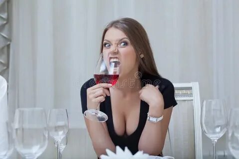 Женщины пьют свою мочу