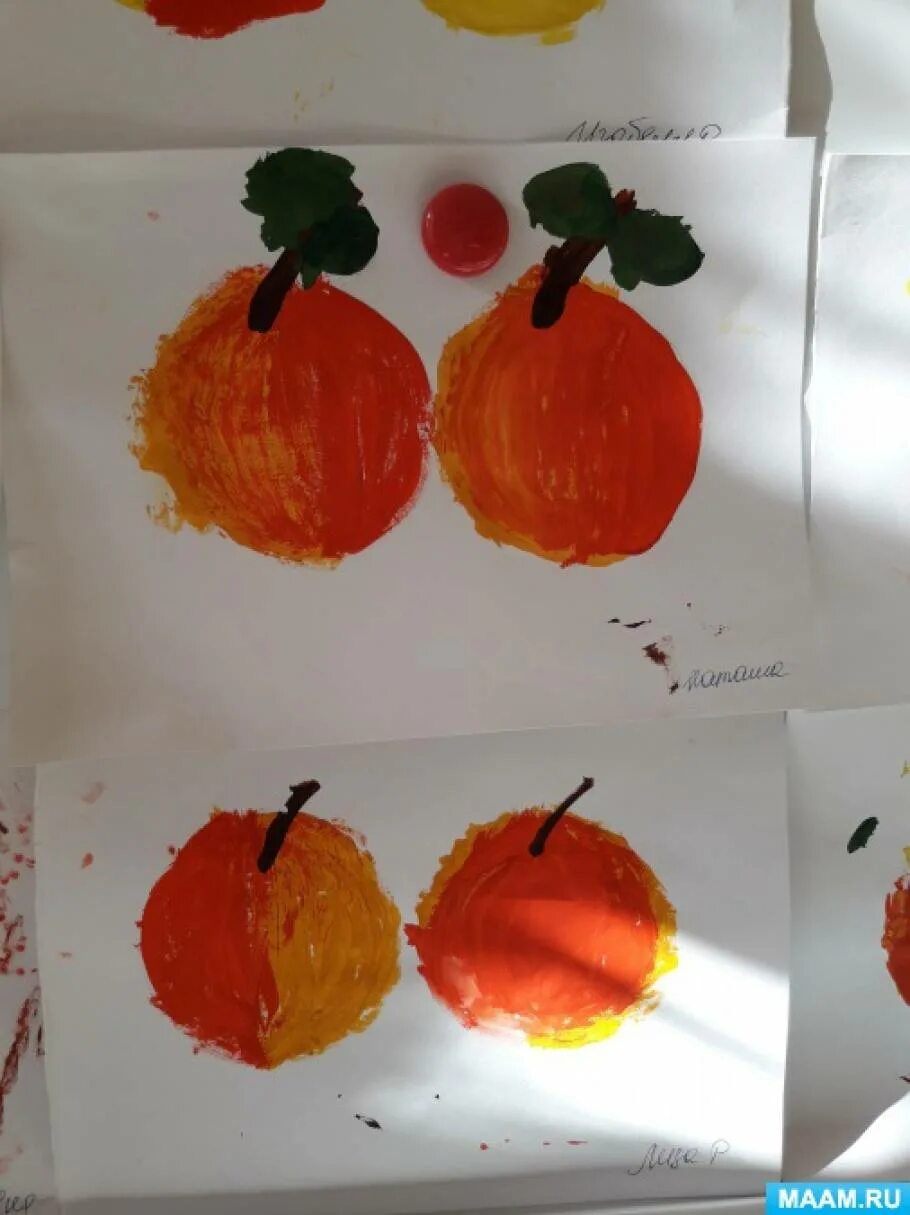 Занятие фрукты младшей группы. Рисование яблоко в младшей группе. Рисование яблоко в средней группе. Рисование яблока в средней группе красками. Рисование фрукты в средней группе.