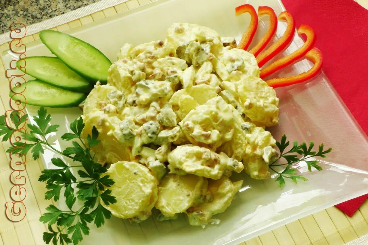 Баварский картофельный салат. Немецкий салат с соленым огурцом. Салат с картофелем и солеными огурцами. Немецкий салат с соленым огурцом. Салат немецкий с картофелем и солеными огурцами.