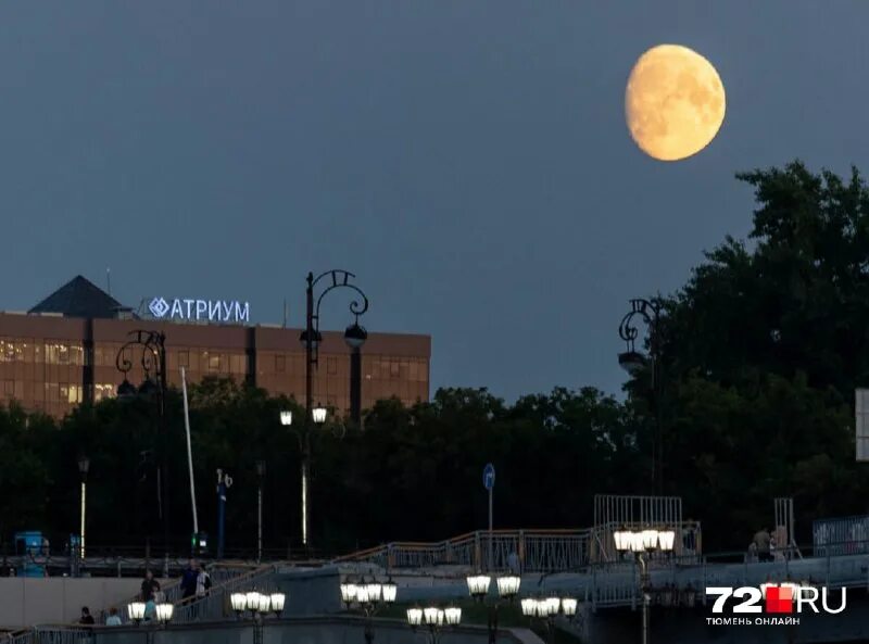 сегодняшняя луна. луна над донецком. луна 2005 год. луна сегодня тюмень. полнолуния тюмень фото.