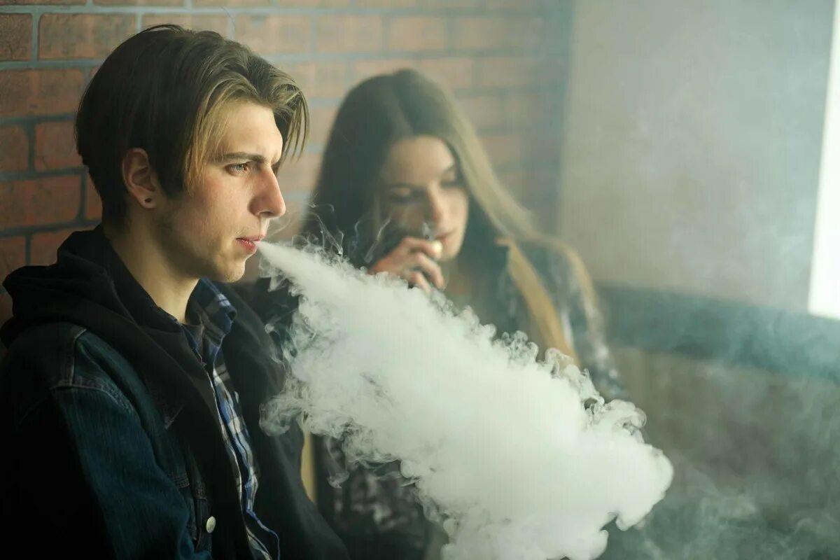 Дети курящие вейп. Дым вейпа. Молодые Smoke. Реклама вейпа. Девочка 15 лет с электронной сигаретой.