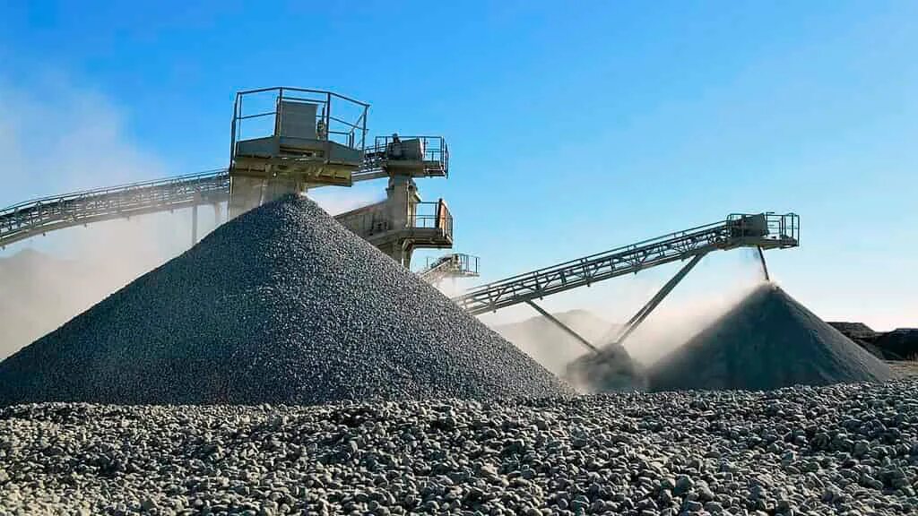 добыча гравия в карьере. медвежьегорский щебеночный завод. гравий карьерный. карьерами нерудных материалов. добыча нерудных материалов.