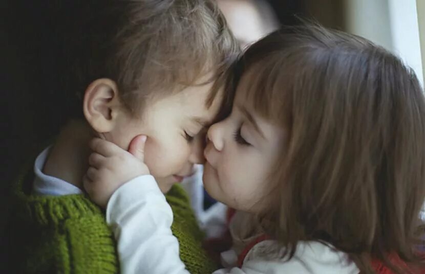 Девочка обнимает целует девочка. Красивые влюбленные пары. Любовь к ребенку. Девочка обнимает целует девочка. Влюбленные обнимаются.