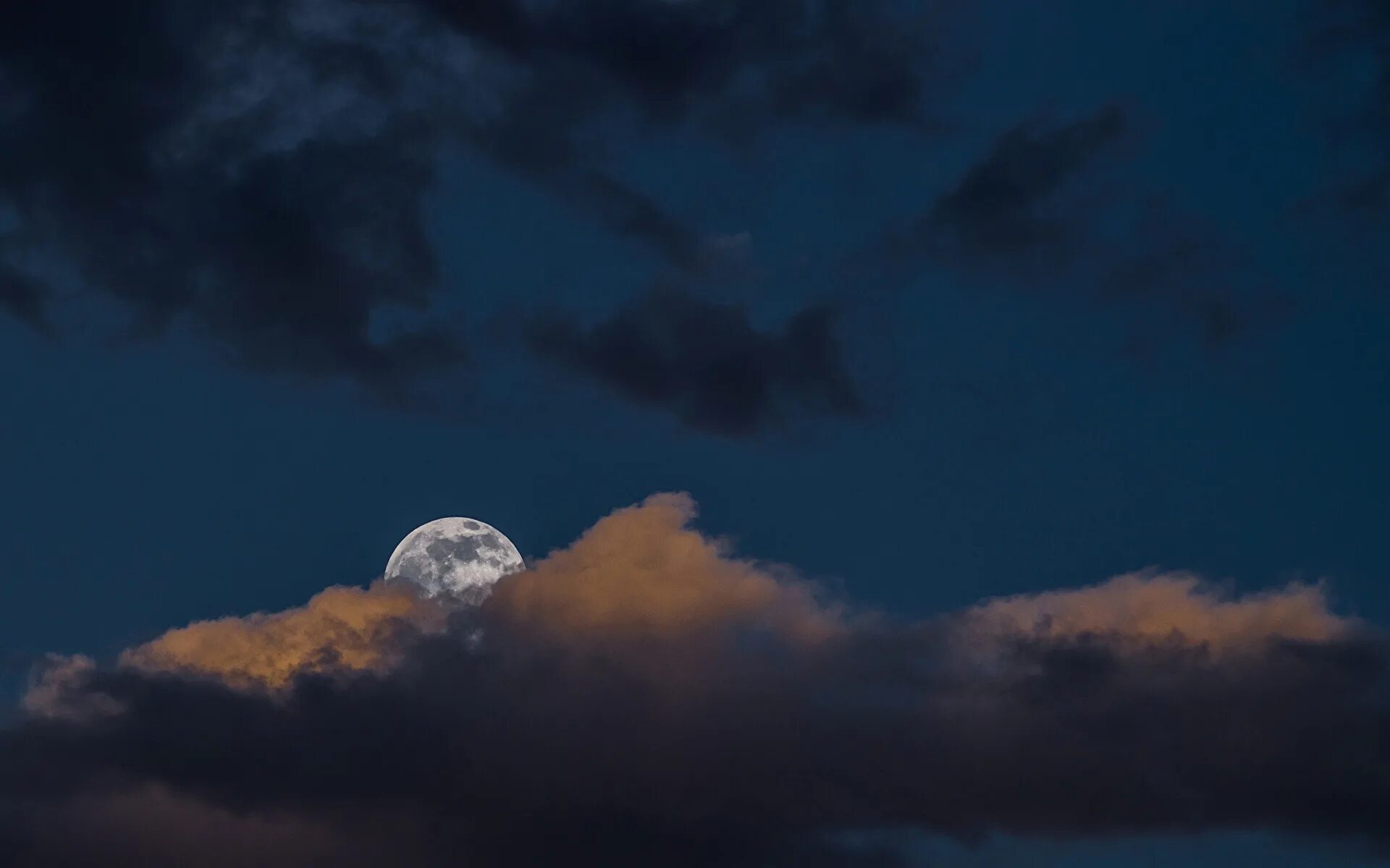 Clouded moon. Ночное небо с облаками. Луна в облаках. Облака на фоне Луны. Луна на небе.