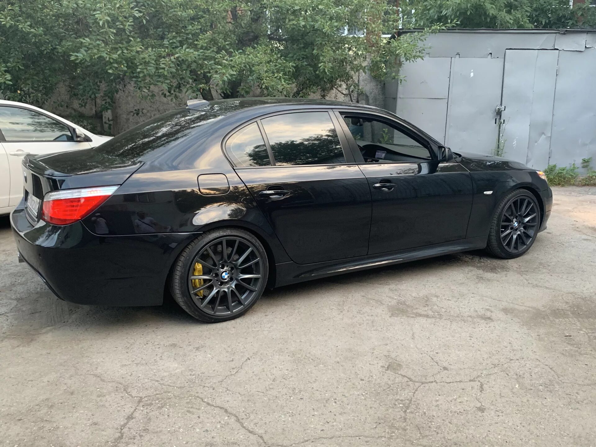 С60 диски. Bmw e60 wheels. бмв е60 черные диски. диски bmw e60. бмв e60 на дисках.