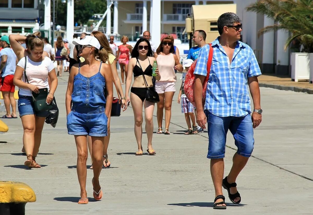 В чем сейчас ходят люди. Люди летом в городе. Лето улица люди. Люди на улицах Сочи. Туристы и местные жители.