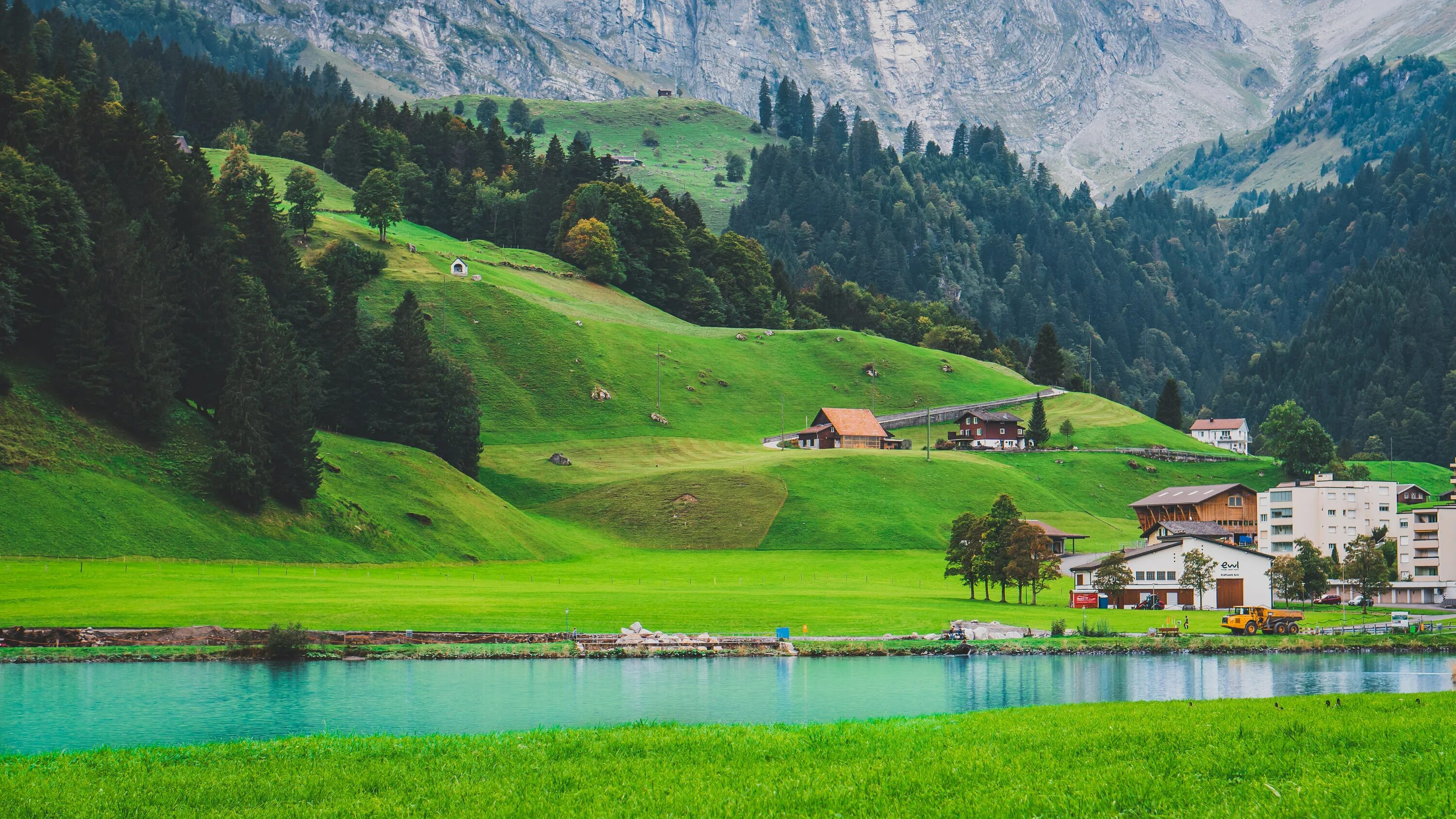 Hills village. Альпы Швейцария деревушки. Зеленые холмы Швейцарии. Зеленые горы. Дом в горах.