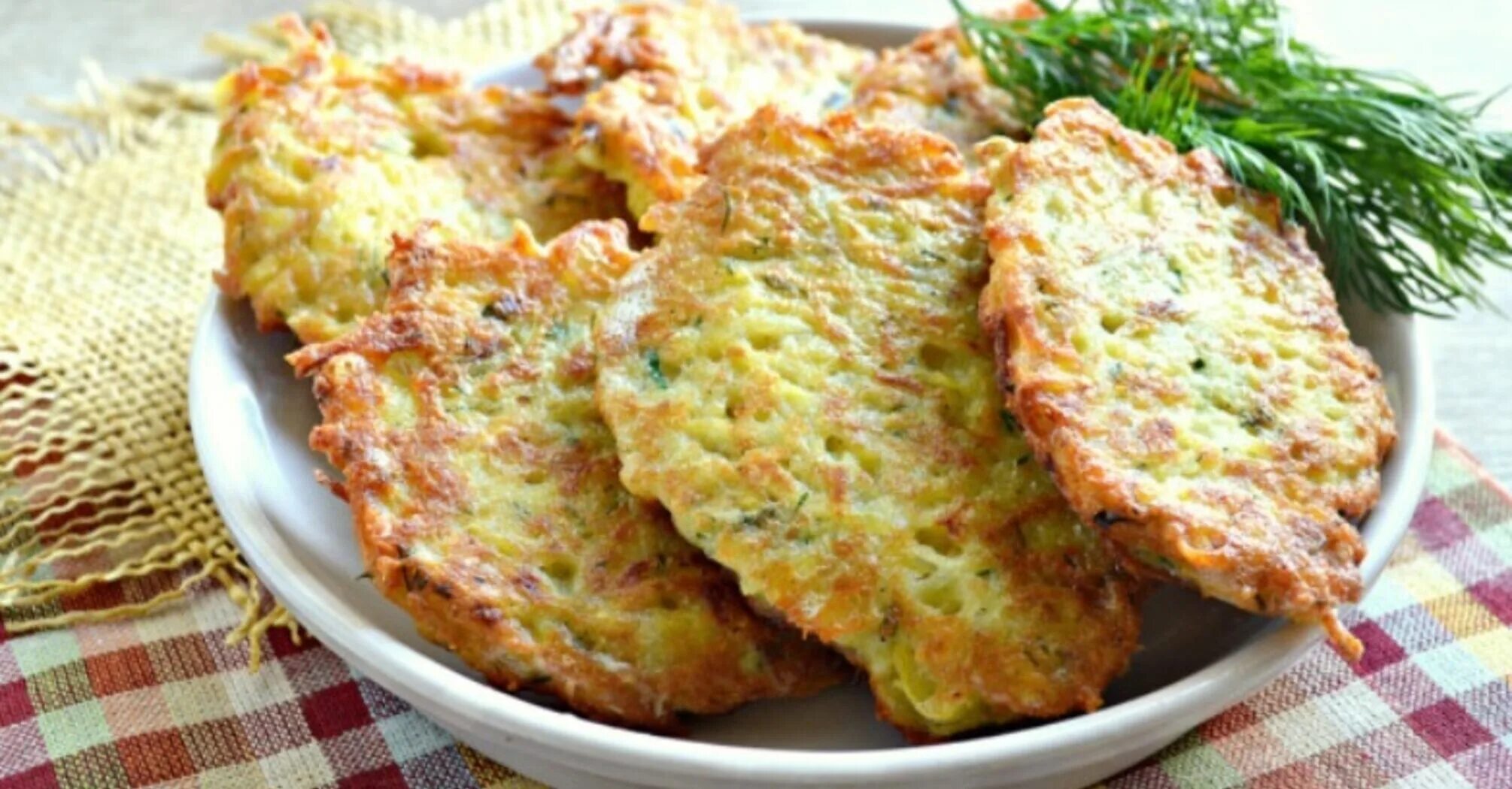 Драники картофельные рецепт классический с яйцом. Дранники скортошки. драники из картофеля. деруны из картошки. драники картофельные классические.