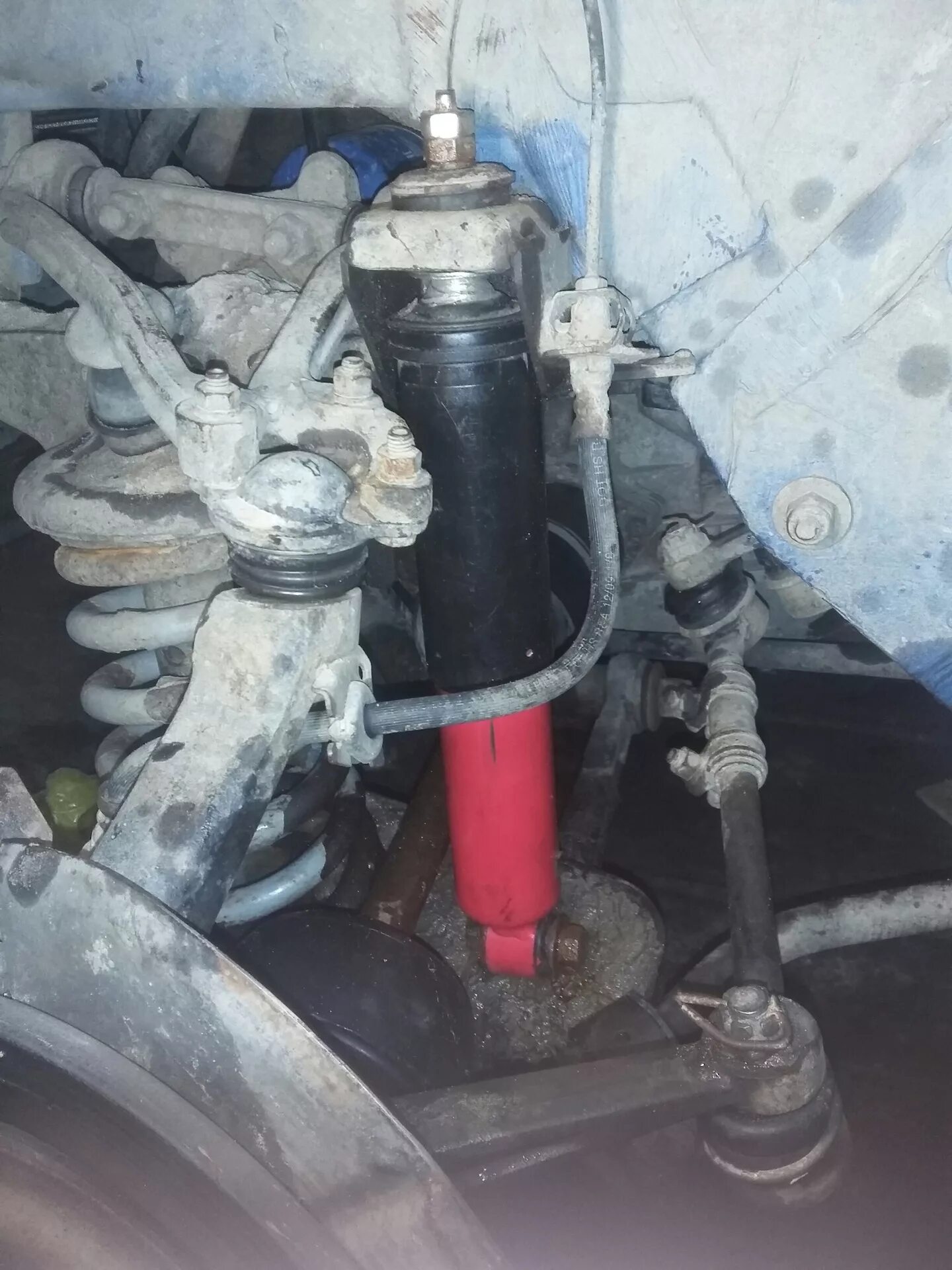 Опорный подшипник на стойке. Амортизатора передние jeep wj замена. Верхний кронштейн амортизатора уаз патриот. Переделка крепления амортизатора переднего гранд чероки. Болт переднего амортизатора уаз патриот нижний.