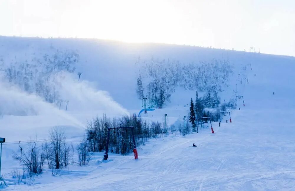 Горнолыжка полярные зори. Салма полярные зори. Горнолыжный курорт полярные зори. Полярные зори склон салма. Горнолыжный курорт полярные зори.