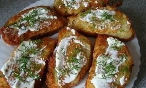 Бутерброды с луком и яйцом на сковороде