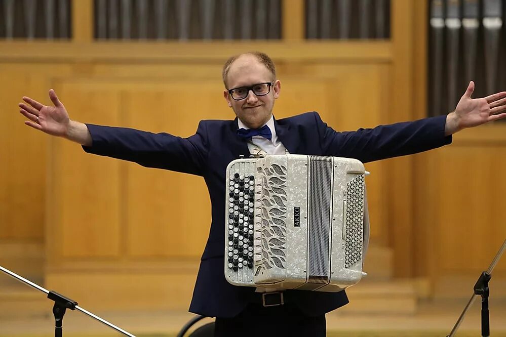 Баянист аханов. Виктор ракшевский баян. Эдуард аханов баян. Эдуард аханов баянист 2008. Эдуард аханов баянист 2008.