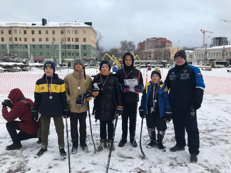 Школа 23 пенза. Школа 76 Пенза. Хоккей на валенках. Соревнования в валенках. Хоккей в валенках с мячом.