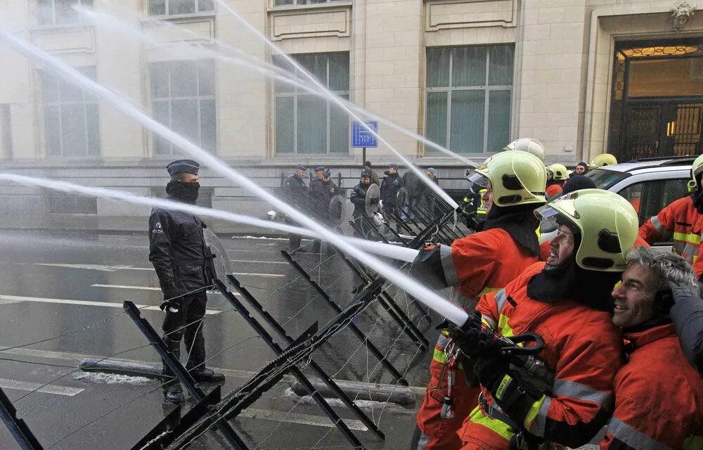 Пожарные в действии. Брандспойт пожарный. Пожарный шланг в действии. Пожарный рукав.