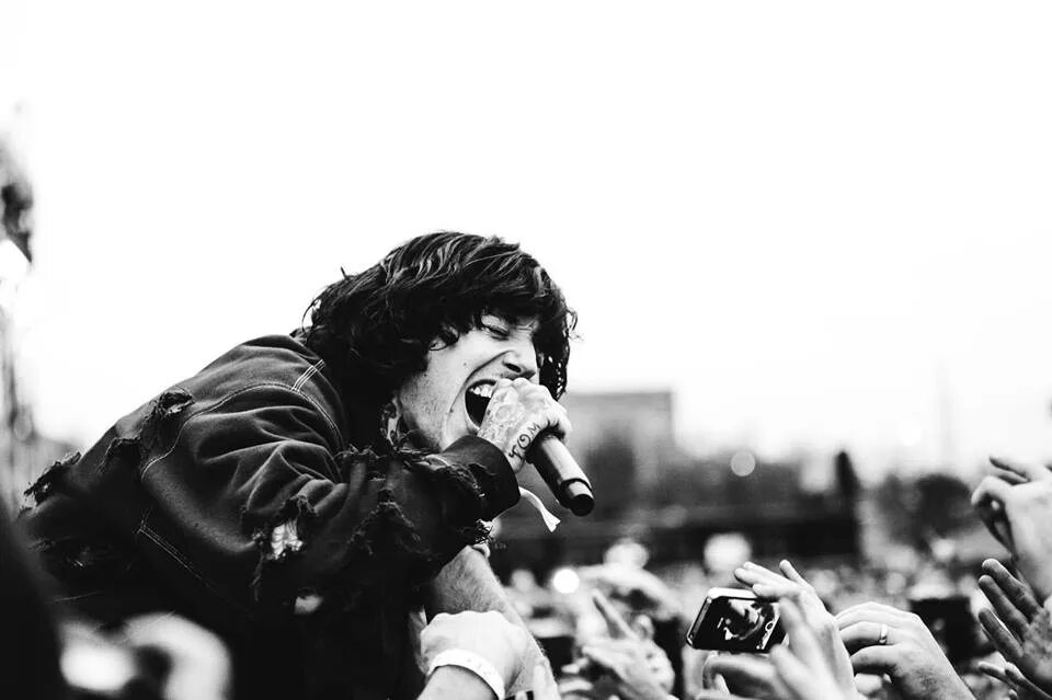 Kool aid bring me the horizon текст. Оливер Сайкс. Вокалист bmth. Оливер Сайкс 2004. Оливер Сайкс чб.