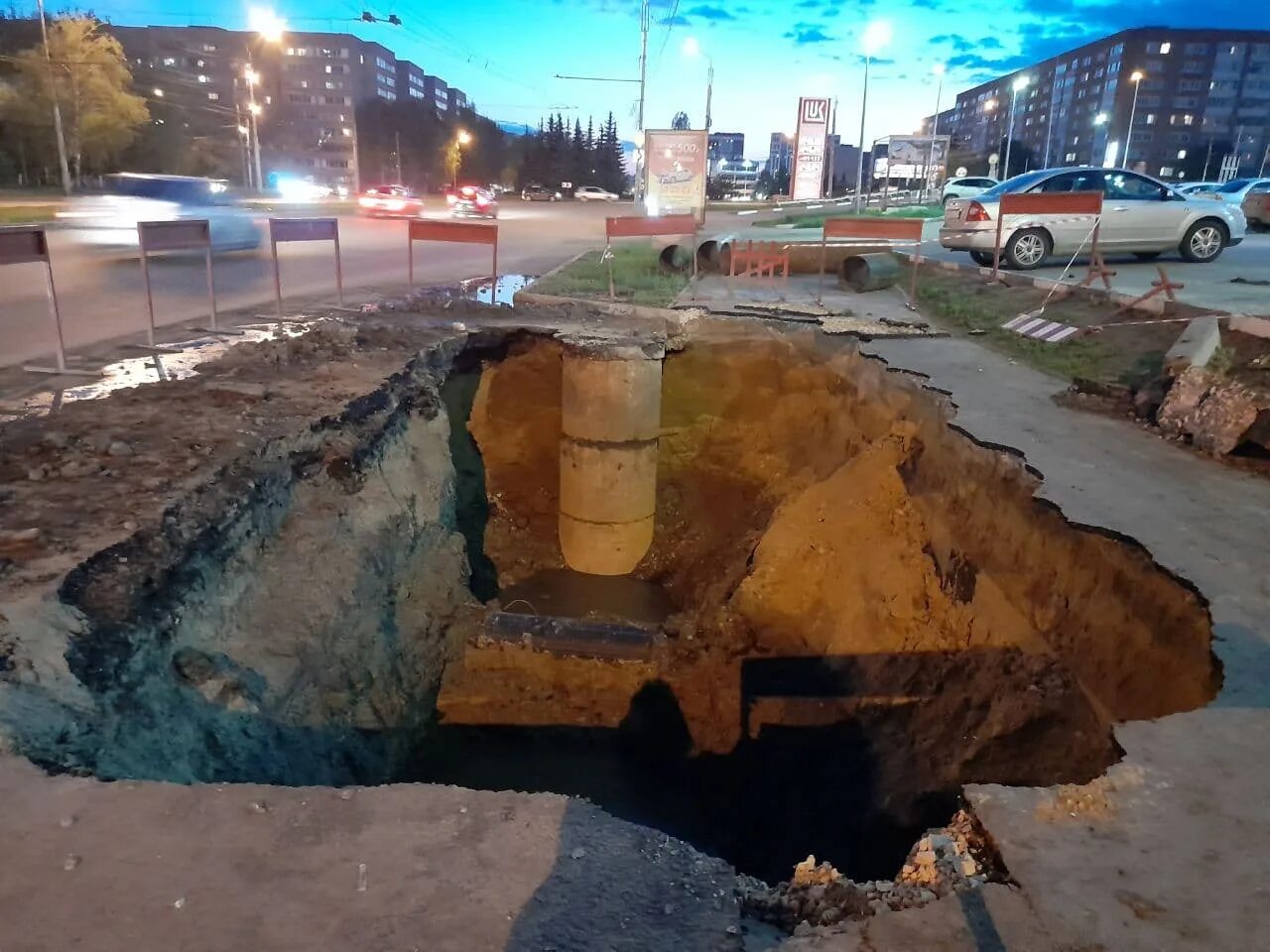 Где провалился асфальт. В Пензе провалился асфальт. Провалился асфальт в Москве. Провал асфальта. Канализационный коллектор Пенза.