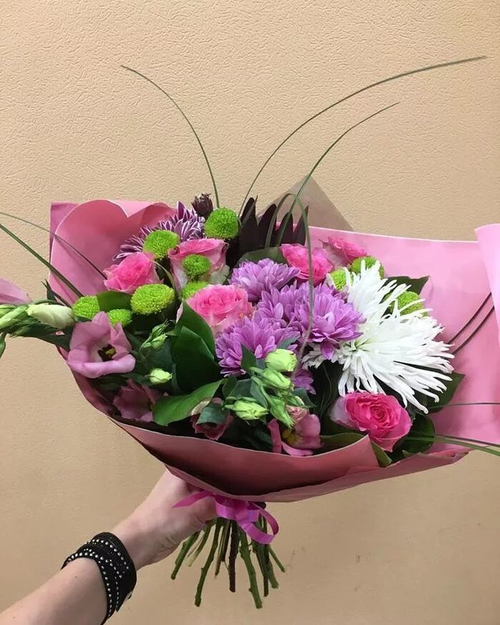 красивые небольшие букеты. красивые небольшие букеты. недорогие букеты. недорогие букеты. статица в букете на 1 сентября.