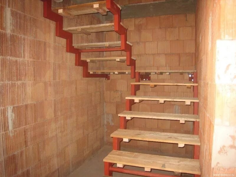 Профильная лестница на второй этаж. Лестница в проем 2х2м. Лестница из профильной трубы. Лестница из профильной трубы на второй этаж. Лестница на 2 этаж из профильной трубы.