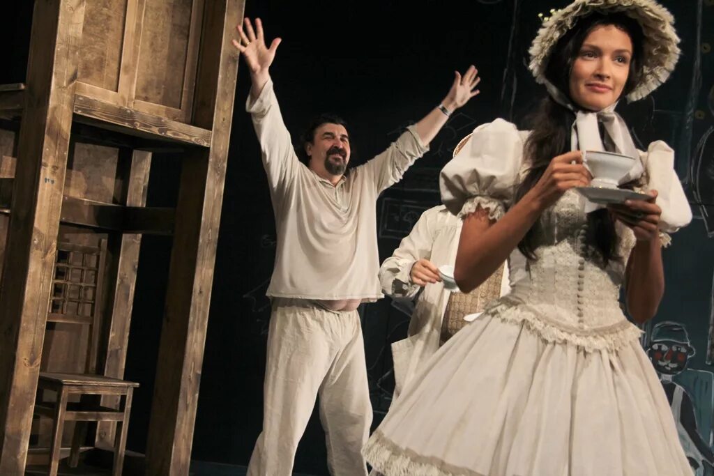 Дом гришковец спектакль. Дом гришковец спектакль. Спектакль дом гришковец актеры. Кристина бабушкина мхт. Яна гладких мхт им чехова.