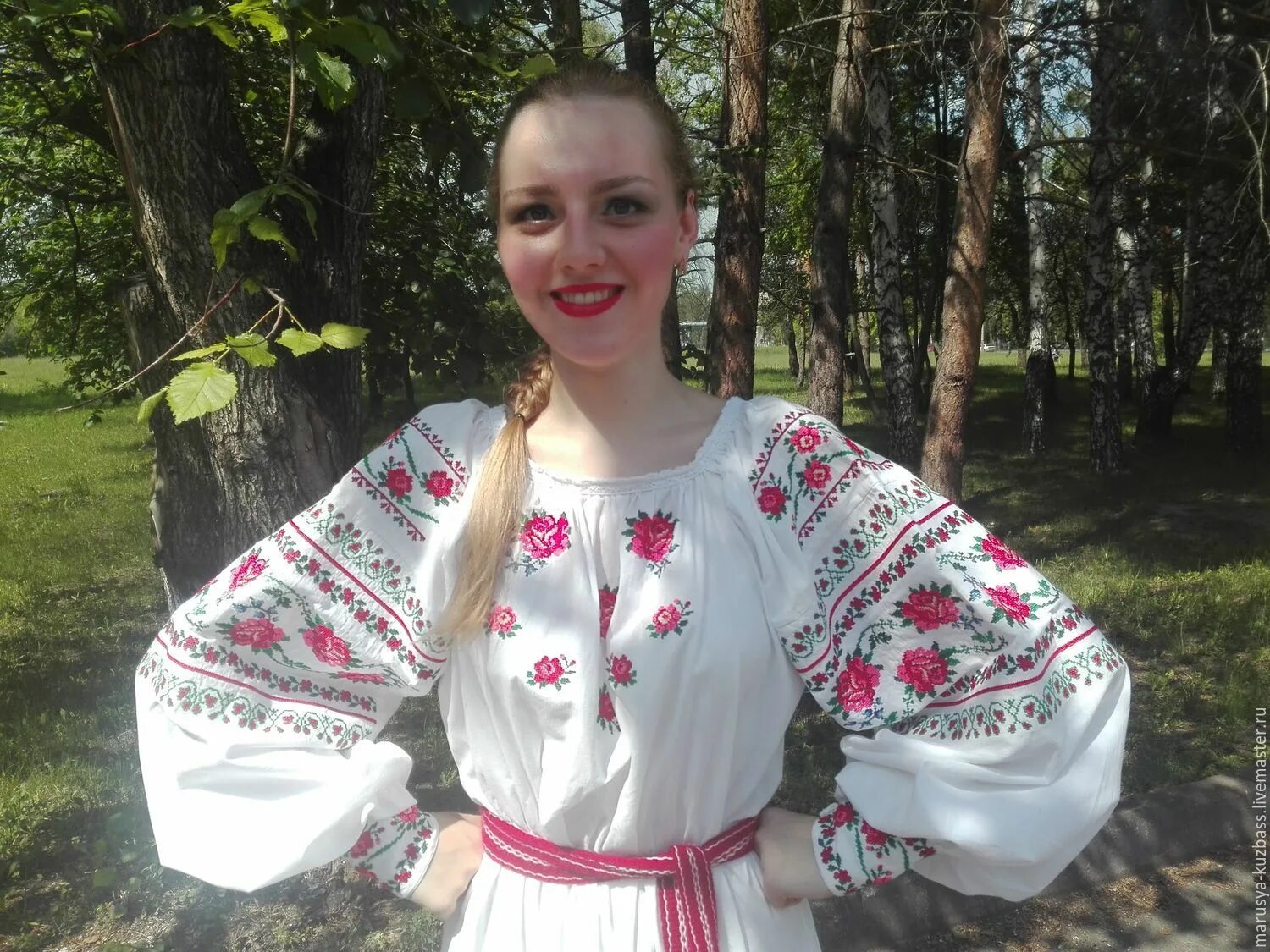 Женская рубашка в мордовском стиле. Рубашки вышиванки женские. Женская рубашка в русском стиле. Славянская рубаха женская. Блузка в народном стиле.