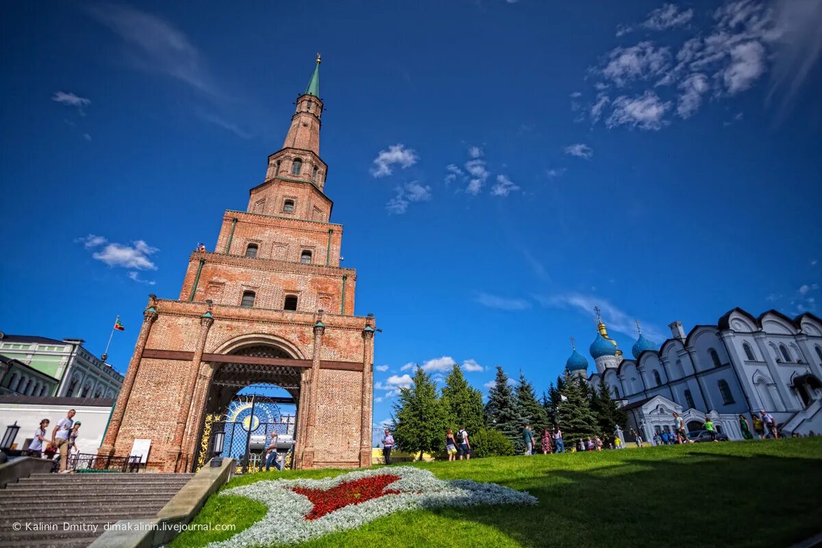 Казанский кремль падающая башня. Казанский кремль падающая башня. Башня сиюм беке казанского кремля. Башня сююмбике в казани ночью. Казанский кремль падающая башня.