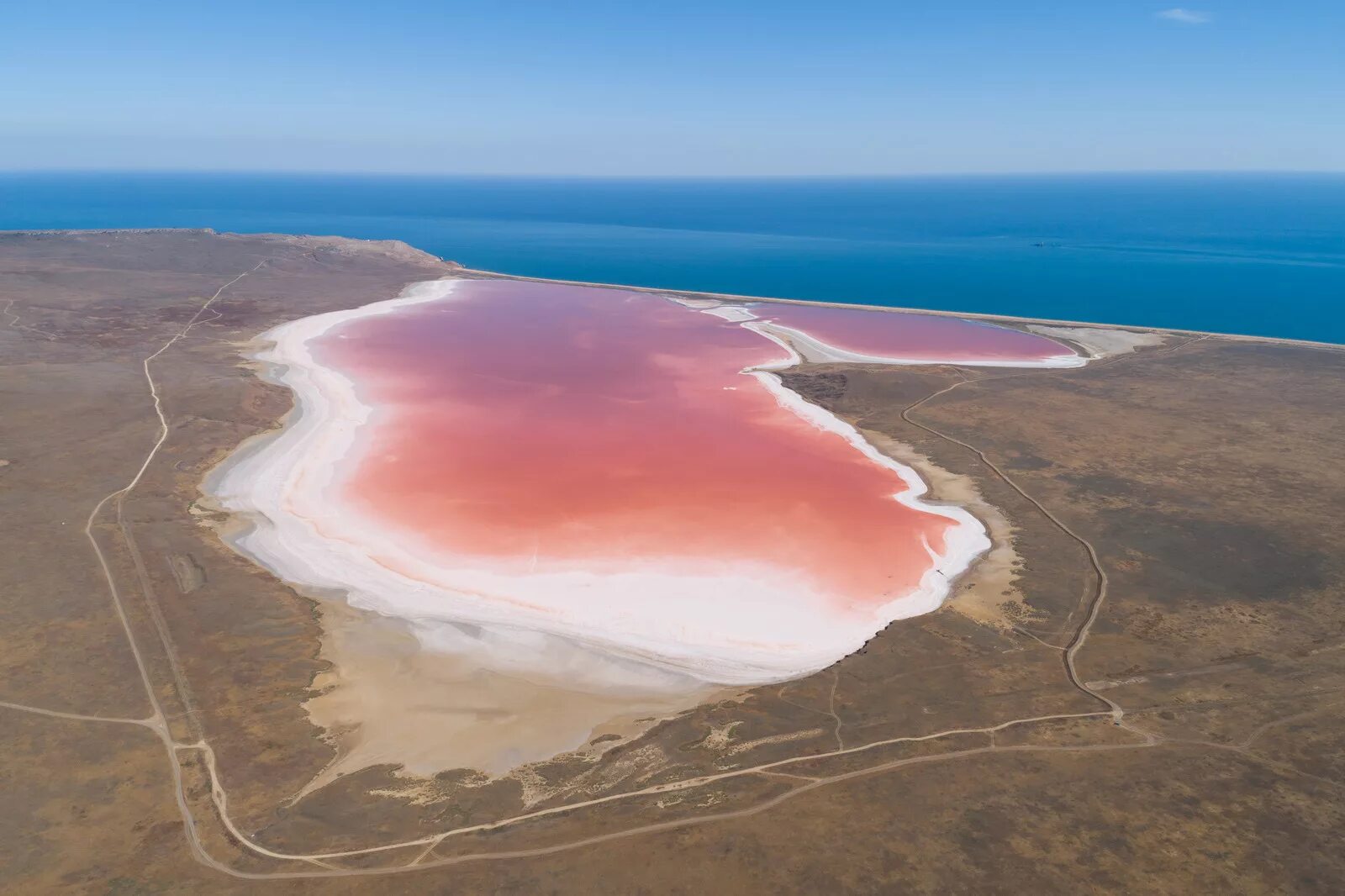 Розовый водоем в крыму. Кояшское озеро Керчь. Мыс Опук Кояшское озеро. Розовое озеро в Крыму Кояшское озеро. Мыс Опук розовое озеро.