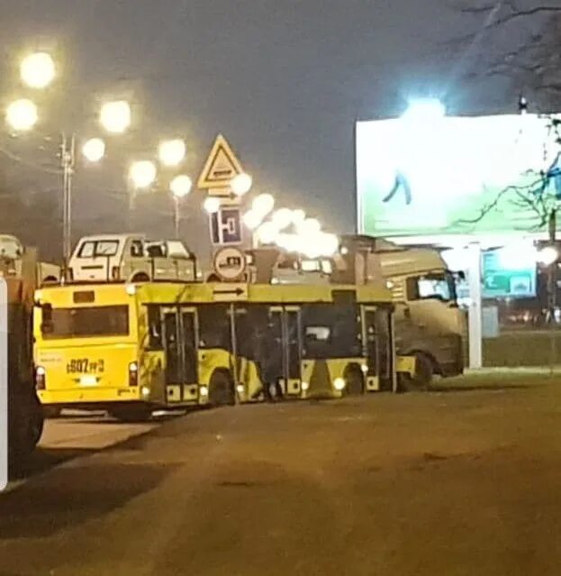 Автобусы руставели. Автобусная пробка. чп на руставели. пробка из автобусов. аварии с автобусом на софийской улице в петербурге 18 января.