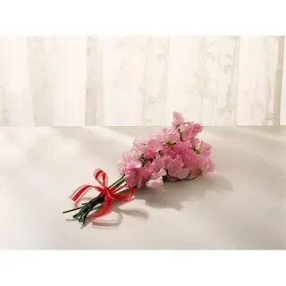 Цветы лежат на столе