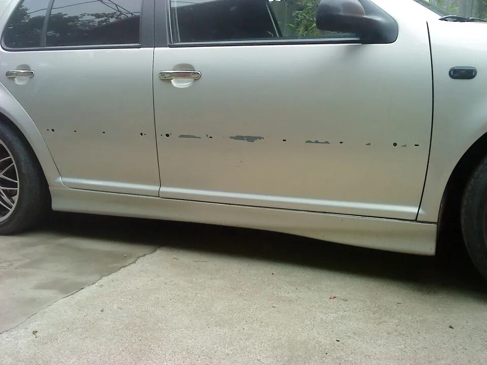 Ваз 2114 без молдингов на порогах. Молдинги ваз 2115 нового образца. Крашенные молдинги на машине что это. Узкие молдинги на ваз 2114. Ваз 2114 без молдингов.