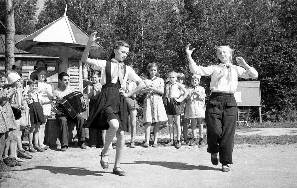 Пионерский лагерь советские времена. Пионер Пионерский лагерь СССР. СССР 80х пионеры лагерь. Пионерский лагерь в СССР лето. Советский Пионерский лагерь в 1950.