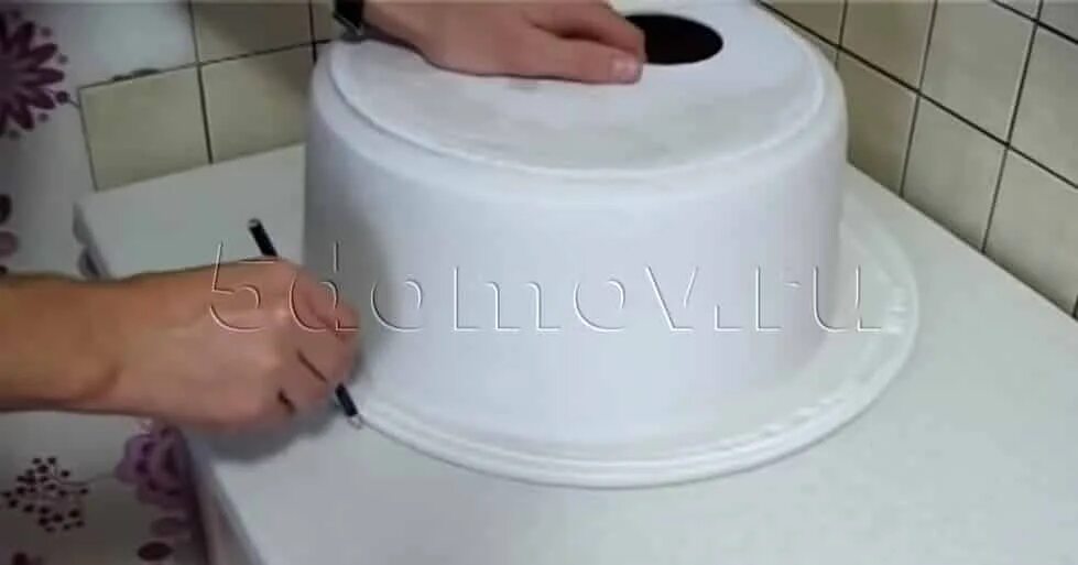 Выпиливание отверстий в столешнице. Врезка круглой раковины в столешницу. Вырезание отверстия в столешнице под мойку. Выпиливаем отверстие в столешнице под мойку. Отверстие под мойку в столешнице.