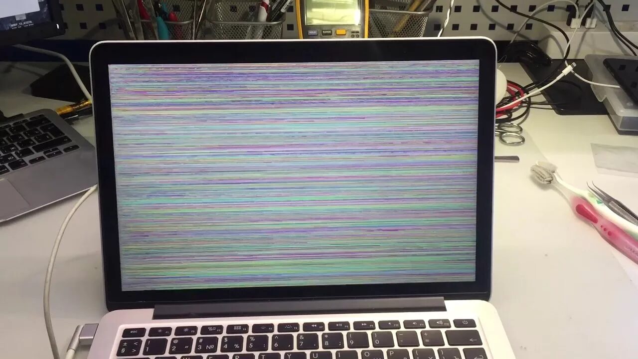 Сделай горизонтальный экран. MACBOOK Pro a1708 полосы на экране. Макбук экран в полоску. Полосы на экране ноутбука. Полоски на экране ноутбука.