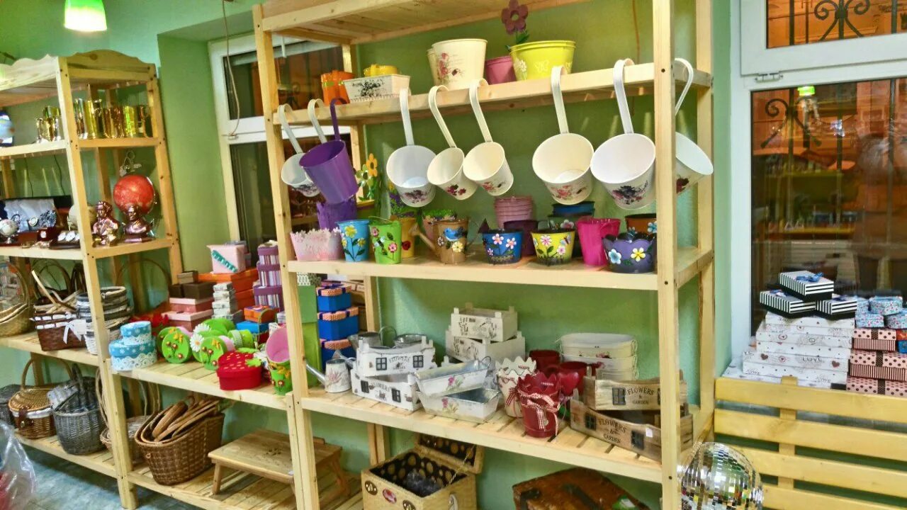 уголок для шитья в комнате. магазин побольше. дом рукоделия магазин. комната для рукоделия. рабочее место рукодельницы.