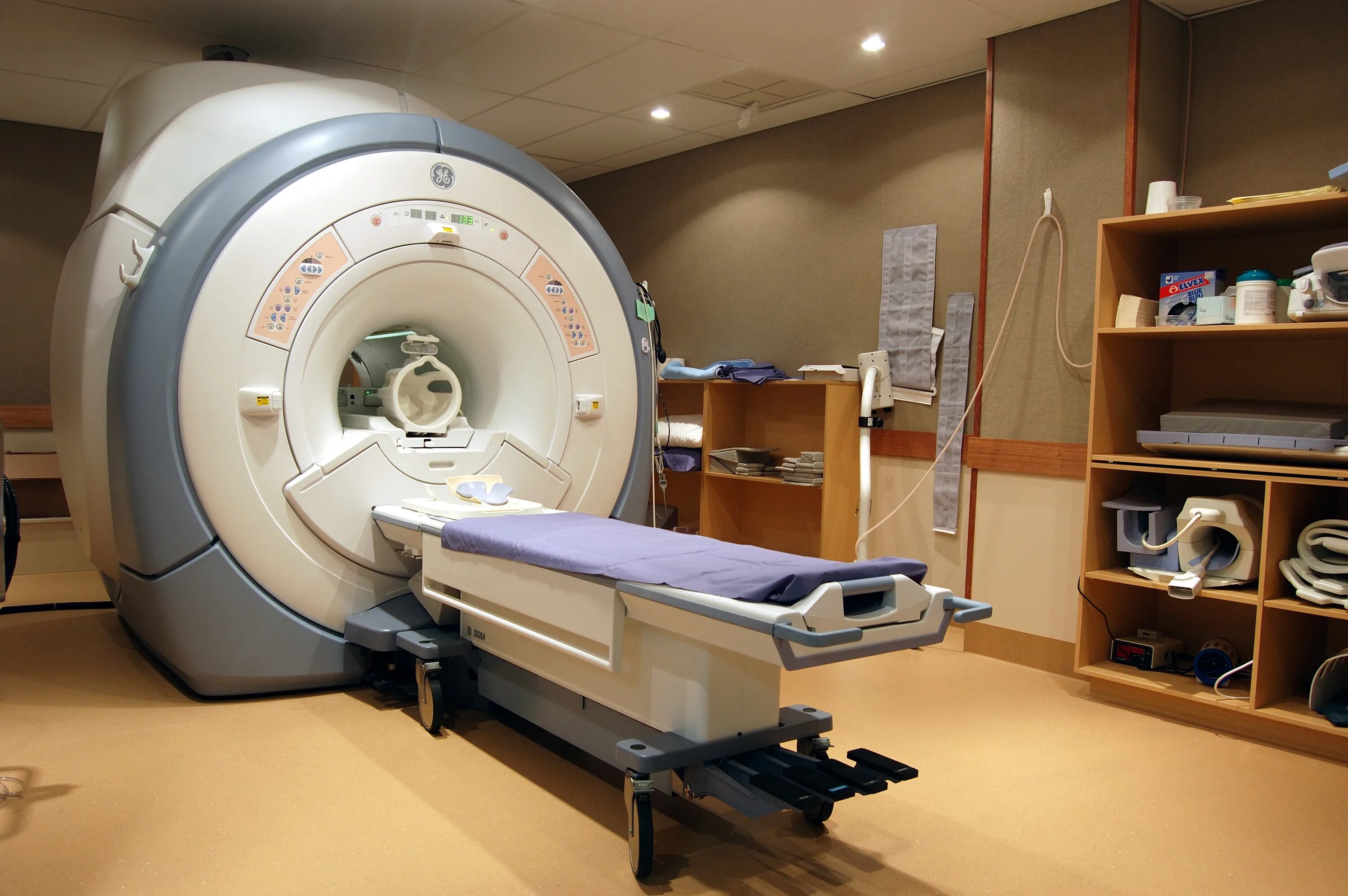Mrt. Magnetic Resonance Imaging (MRI). Emar t6060lq. Современный томограф. Кабинет магнитно-резонансной томографии.