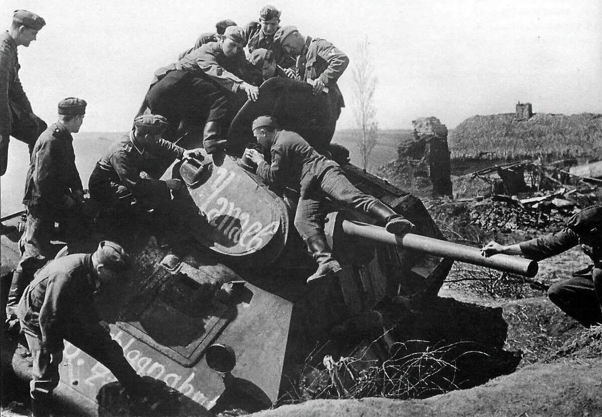 Харьковская катастрофа 1942 года. Немецкие солдаты осматривают подбитый т-34. Харьковская операция 1942.