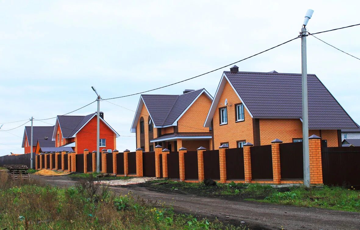 Новоселкино липецк. Село косыревка липецкая область. Коттеджный поселок ангарский липецк. Дом в закрытом поселке. Красивый дом проект двухэтажный в коттеджном поселке.