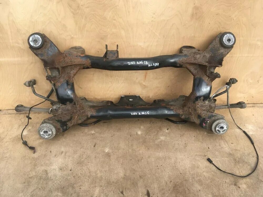 Задний подрамник ауди а6 с5 кватро. Балка а6 с5. 4 задняя балка. Ауди а6 б5 задняя балка. Балка а6 с5.