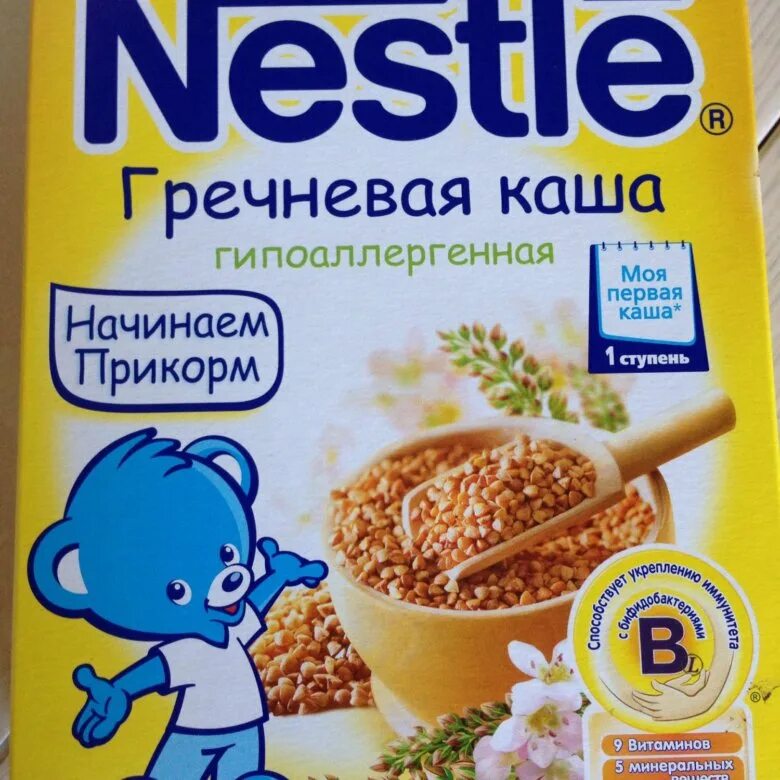 Каша ребенку 11 месяцев. Ребенок ест детское питание. Детские сухие каши. Детская каша нестле с 12 месяцев. Nestle шагайка 5 злаков земляника.