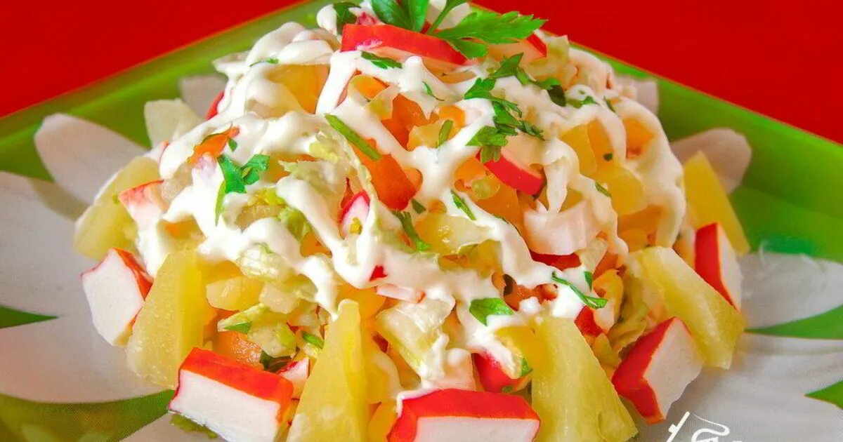 Салат пекинская капуста крабовые палочки помидоры. Салат крабовые палочки болгарский перец пекинская капуста. салат из пекинской капусты с ананасом и крабовыми палочками. салат каприз с крабовыми палочками. салата с пекинской капустой и крабовыми палочками и ананасами.