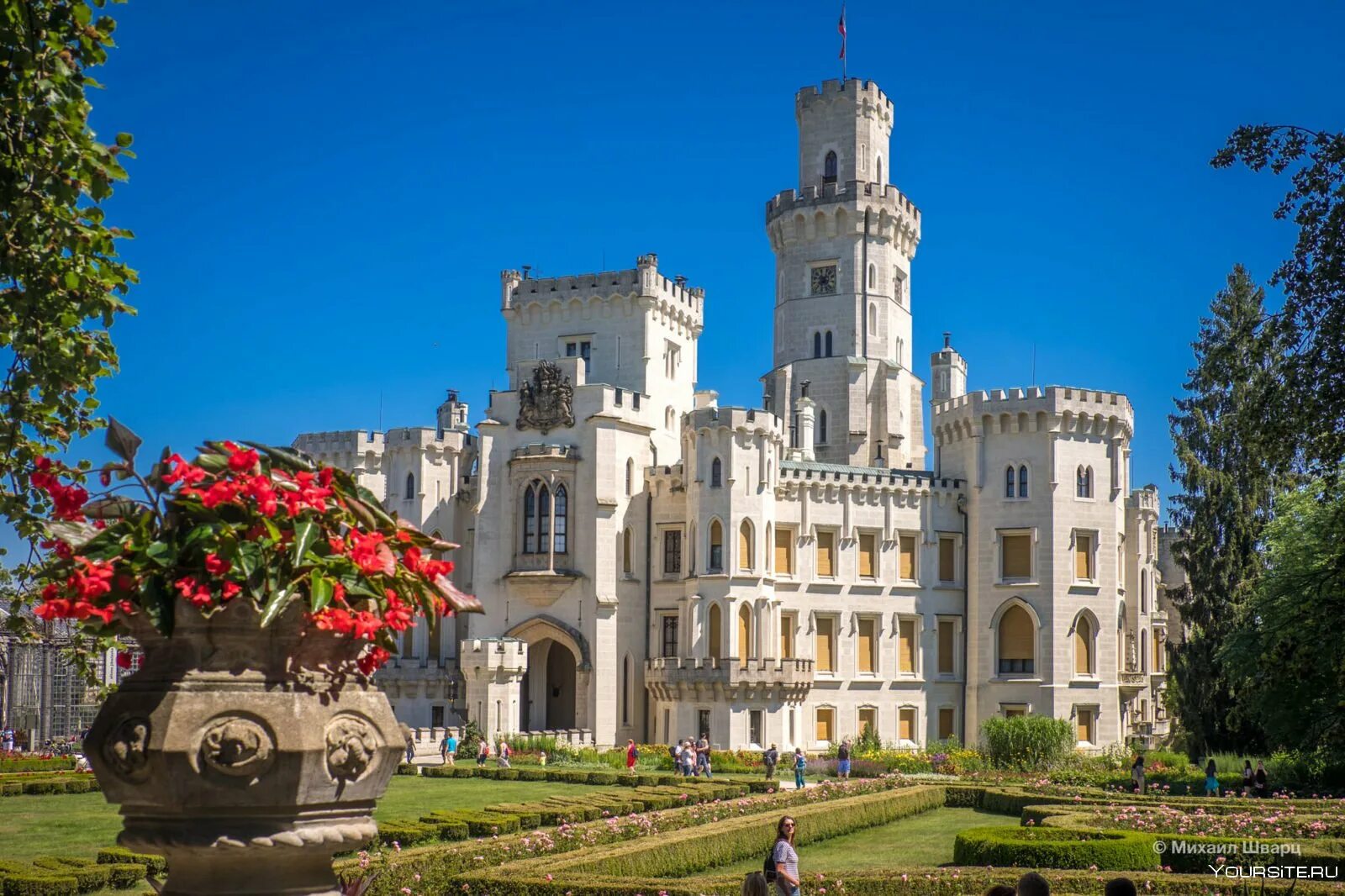 Замок глубока над влтавой. Замки чехии замок глубока над влтавой. Чешский замок глубока над влтавой. Замок «глубока-над-влтавой» в ческе-будеевице. Замок глубока над влтавой.