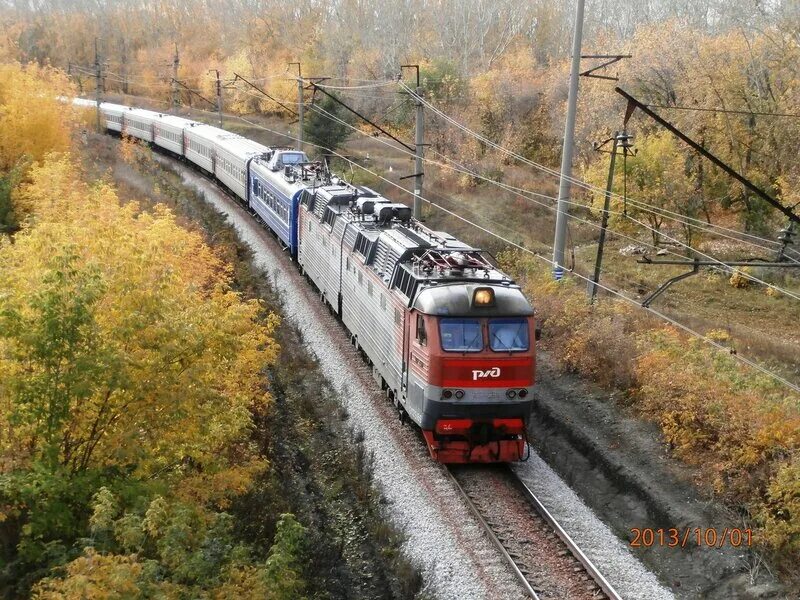 Поезд в каменск уральский. Железная дорога каменск-уральский. электровозы в каменске уральский. 133м поезд.