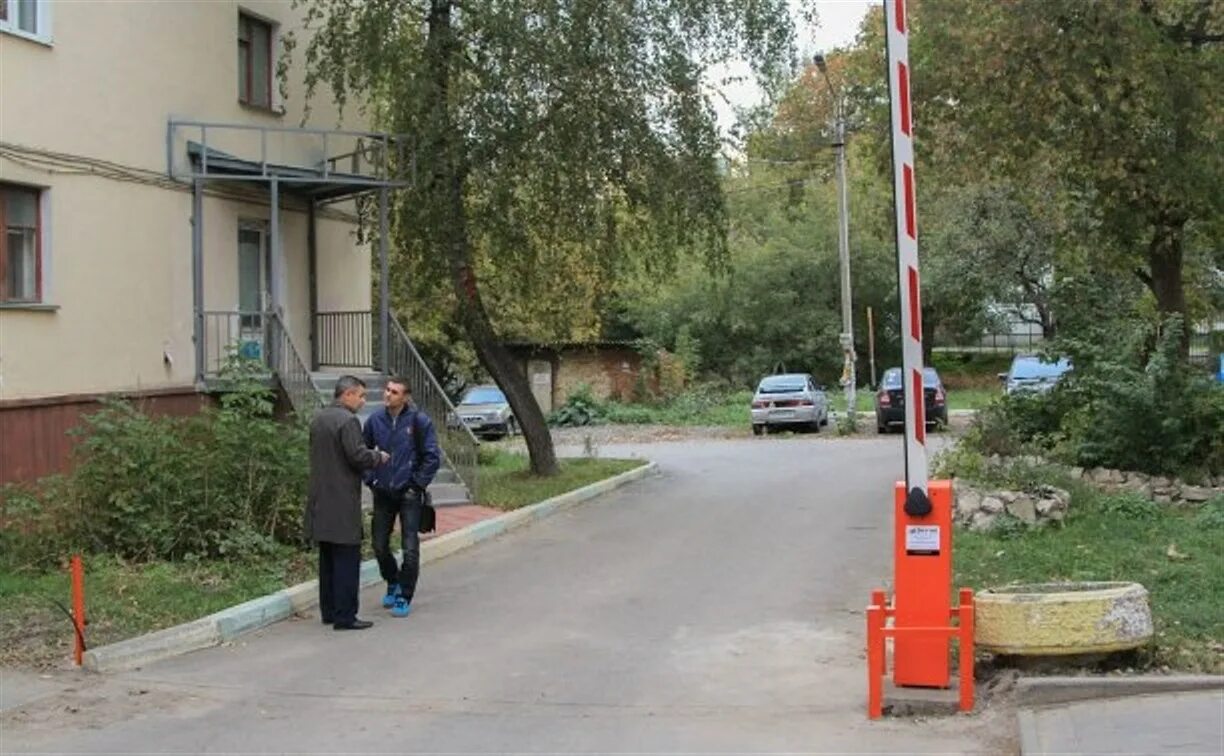 Как установить шлагбаум в многоквартирном доме. Шлагбаум во дворе. шлагбаум тула. шлагбаум во дворе жилого дома. шлагбаум во дворе многоквартирного дома.