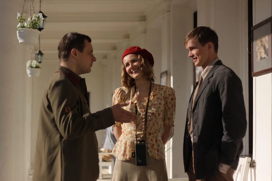 Красные горы аркадий. Красные горы сериал постер. Красные горы содержание. Красные горы содержание. Алексей бардуков красные горы.