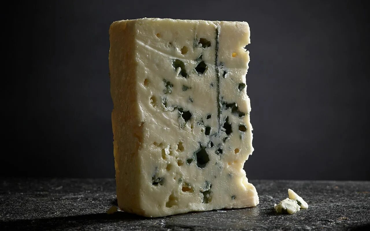 Сыр Рокфор. Сыр с плесенью Рокфор. Голубой сыр Рокфор. Французский сыр Рокфор.