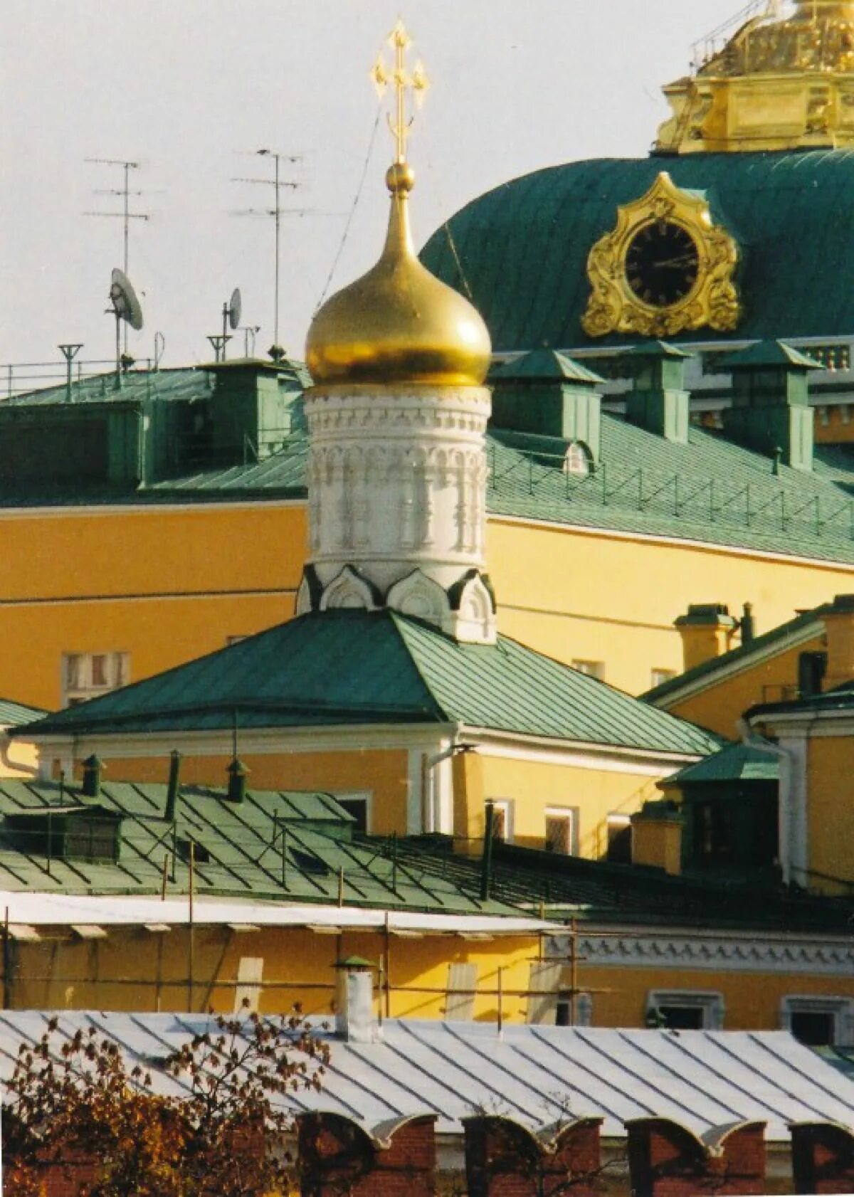 Церковь богородицы на сенях. Церковь Рождества Богородицы на сенях Московского Кремля. Храм Рождества Богородицы в Московском Кремле. Церковь Рождества Богородицы в Московском Кремле 1393 г.. Москва Церковь Лазаря и Рождества Богородицы на сенях.