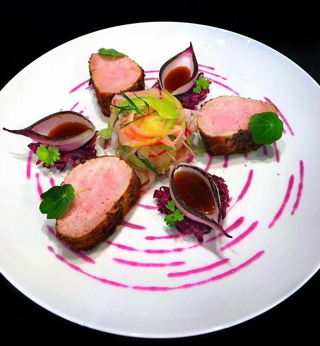 Подача горячих блюд и закусок. Блюда высокой кухни. ресторанные закуски. холодные закуски. холодные блюда и закуски.